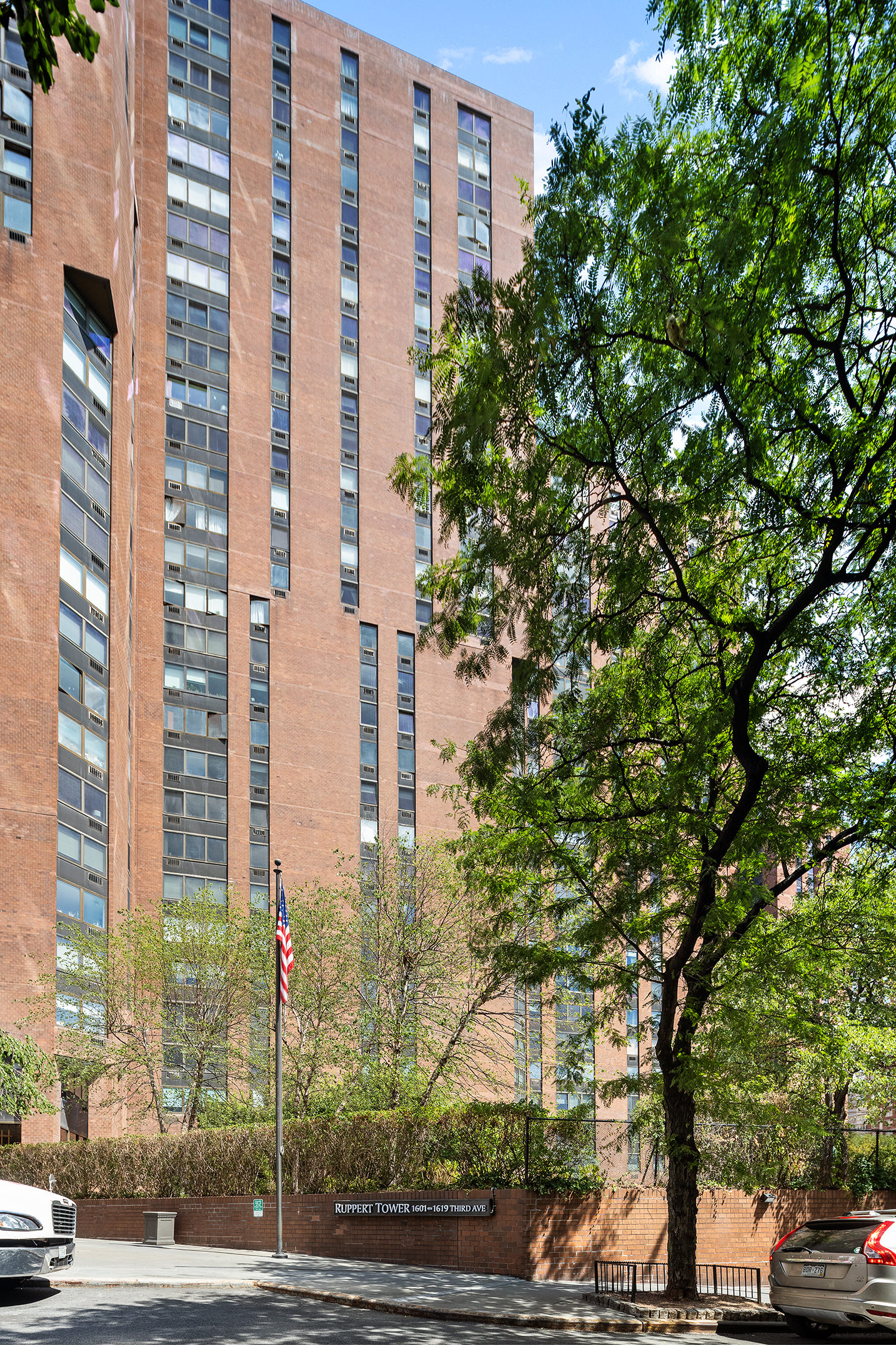 1619 3rd Avenue, Unit 21H Manhattan, NY 10128 - Photo 15 of 16 a view of a building with a tree