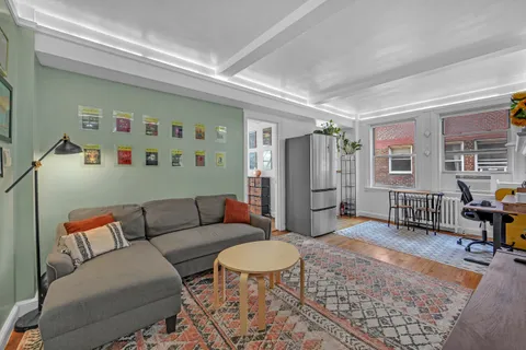 $425,000 | 333 East 43rd Street, Unit 909 | Midtown East