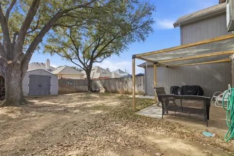 a view of a house with backyard