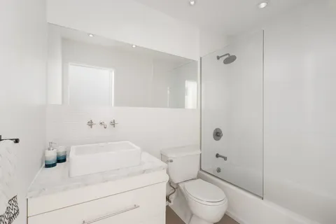 $850,000 | 225 East 86th Street, Unit 904 | Upper East Side