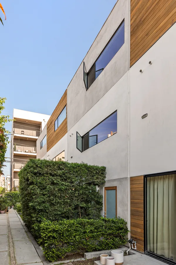 $1,100,000 | 860 1/2 South Wilton Place, Los Angeles, CA 90005