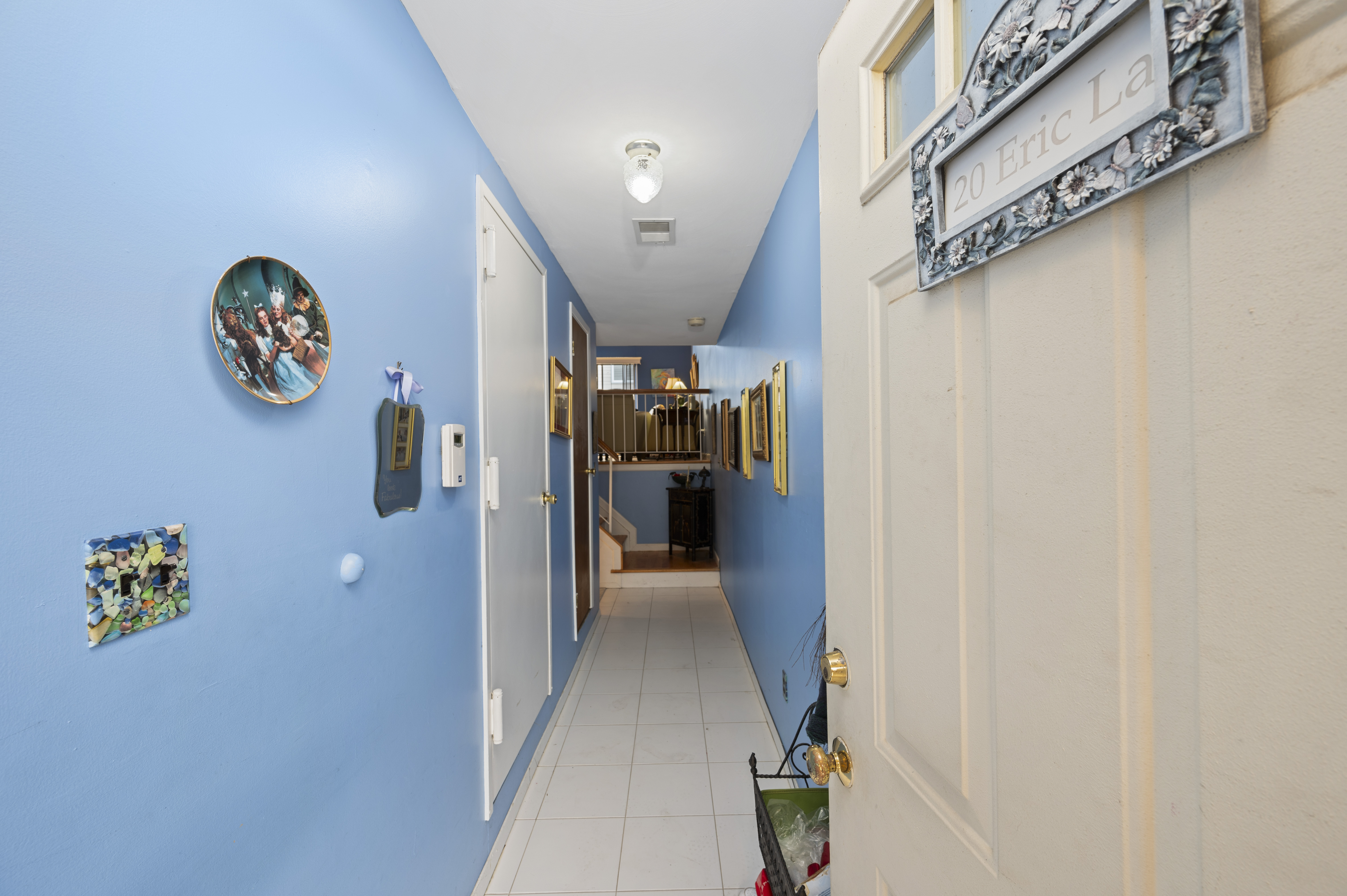 20 Eric Lane Staten Island, NY 10308 - Photo 4 of 20 a view of hallway with a window