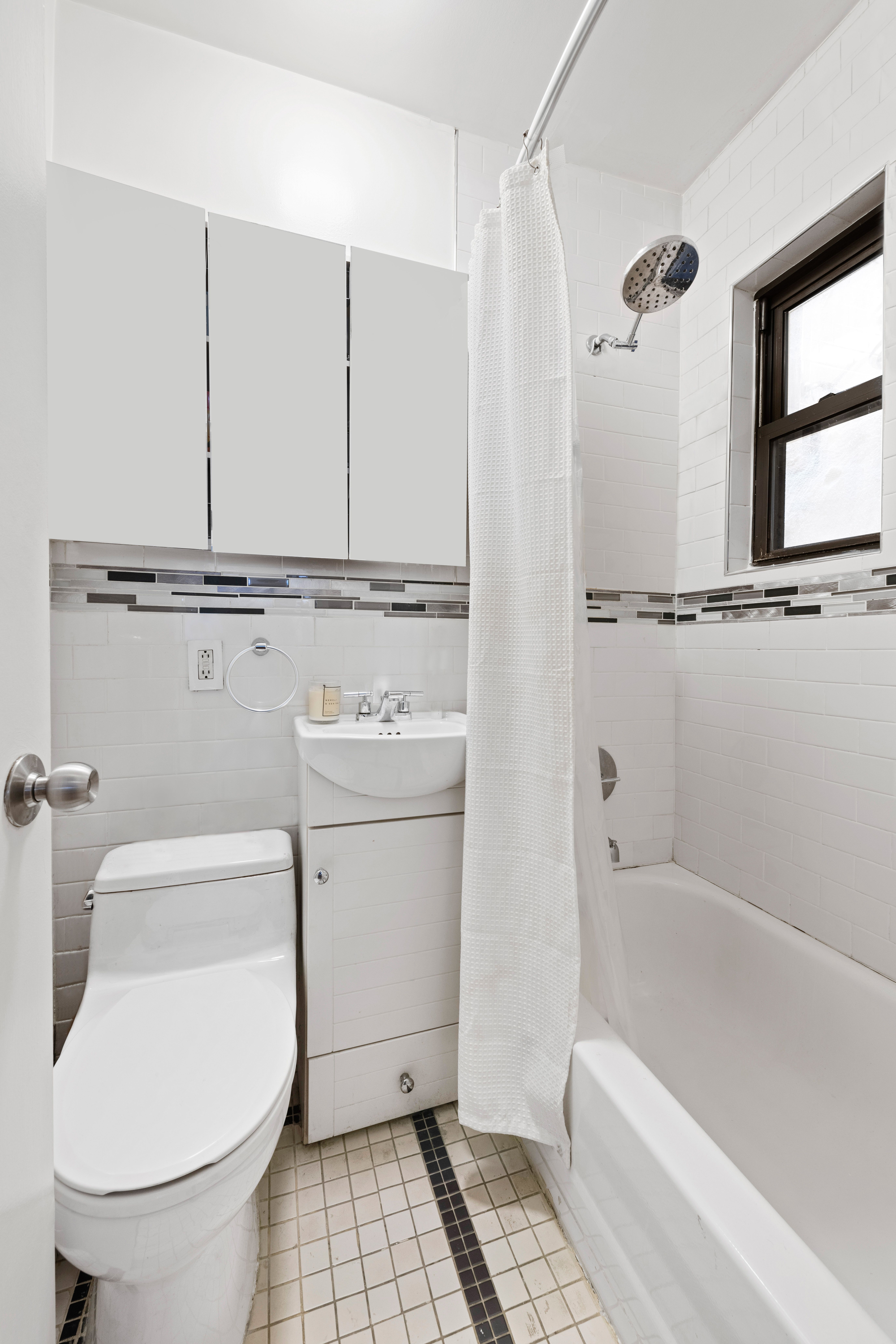 237 East 88th Street, Unit 303 Manhattan, NY 10128 - Photo 4 of 4