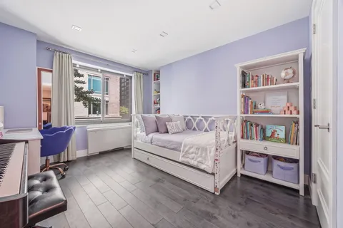 $2,700,000 | 10 East End Avenue, Unit 4JK | Upper East Side