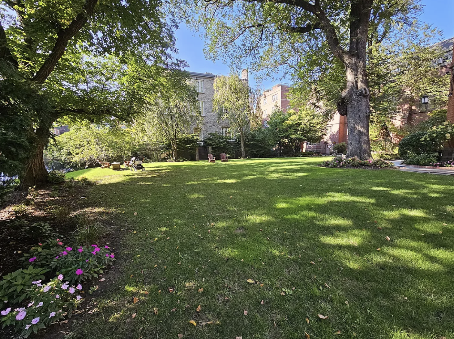 422 West 20th Street, Unit PARLOR H Manhattan, NY 10011 - Photo 12 of 16 a backyard of a house with lots of green space and fountain
