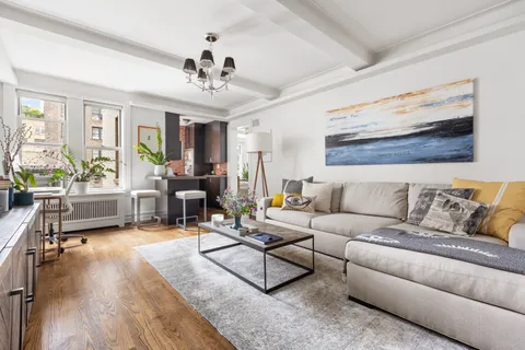 $930,000 | 41 West 72nd Street, Unit 6B | Upper West Side