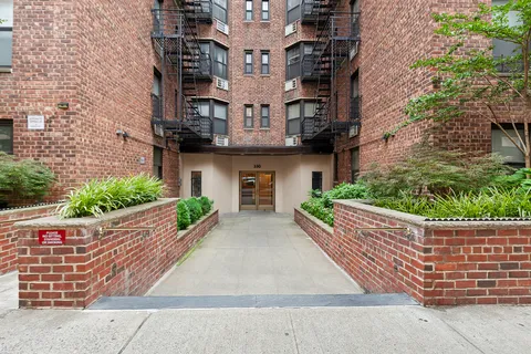 $599,000 | 330 East 70th Street, Unit 6E | Lenox Hill