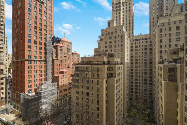 $1,295,000 | 30 West 63rd Street, Unit 11V | Upper West Side