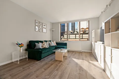 $665,000 | 137 East 36th Street, Unit 17H | Murray Hill