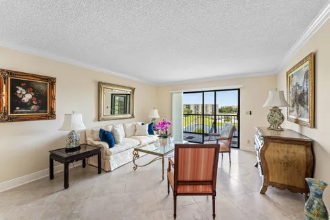 $215,000 | 7076 Huntington Lane, Unit 502, Delray Beach, FL 33446