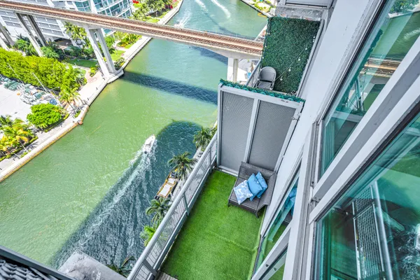 $419,999 | 690 Southwest 1st Court, Unit 1709, Miami, FL 33130