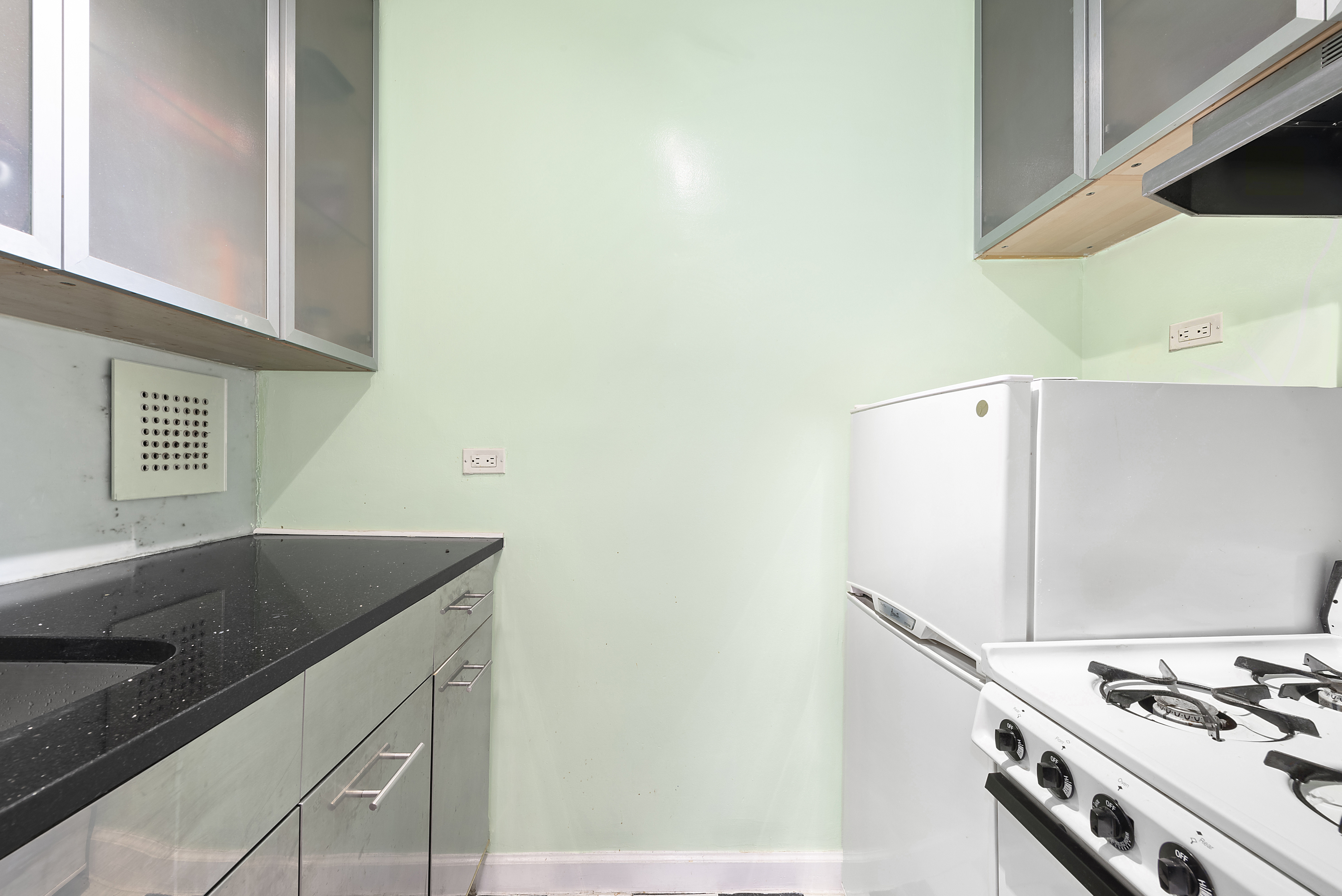 330 East 70th Street, Unit 4G Manhattan, NY 10021 - Photo 2 of 4 Gallery Image 2