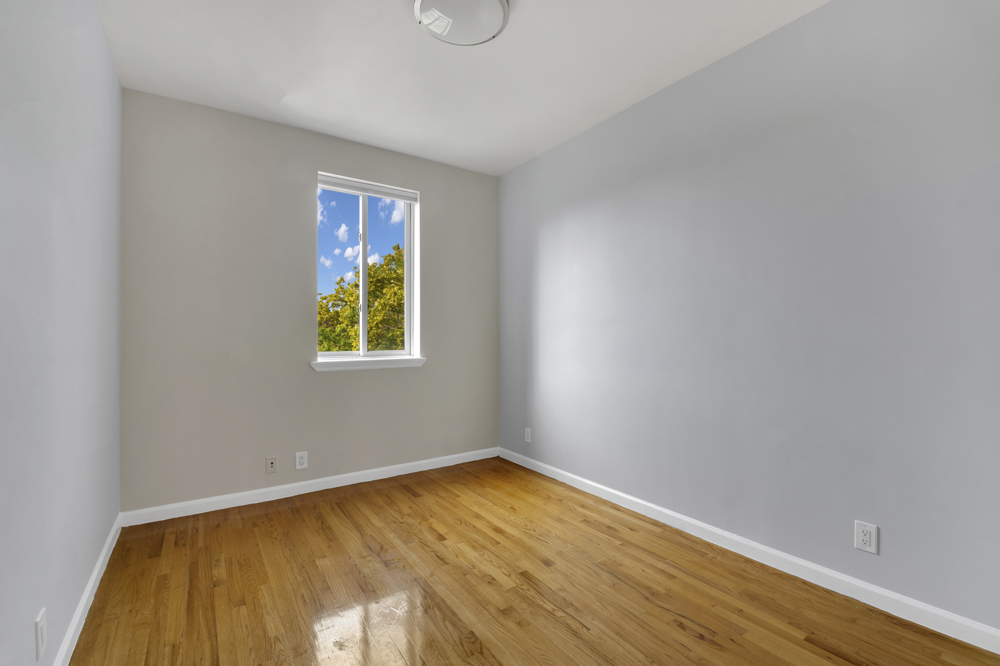 963 Kent Avenue, Unit D3 Brooklyn, NY 11205 - Photo 12 of 16 a view of a big room with wooden floor and windows