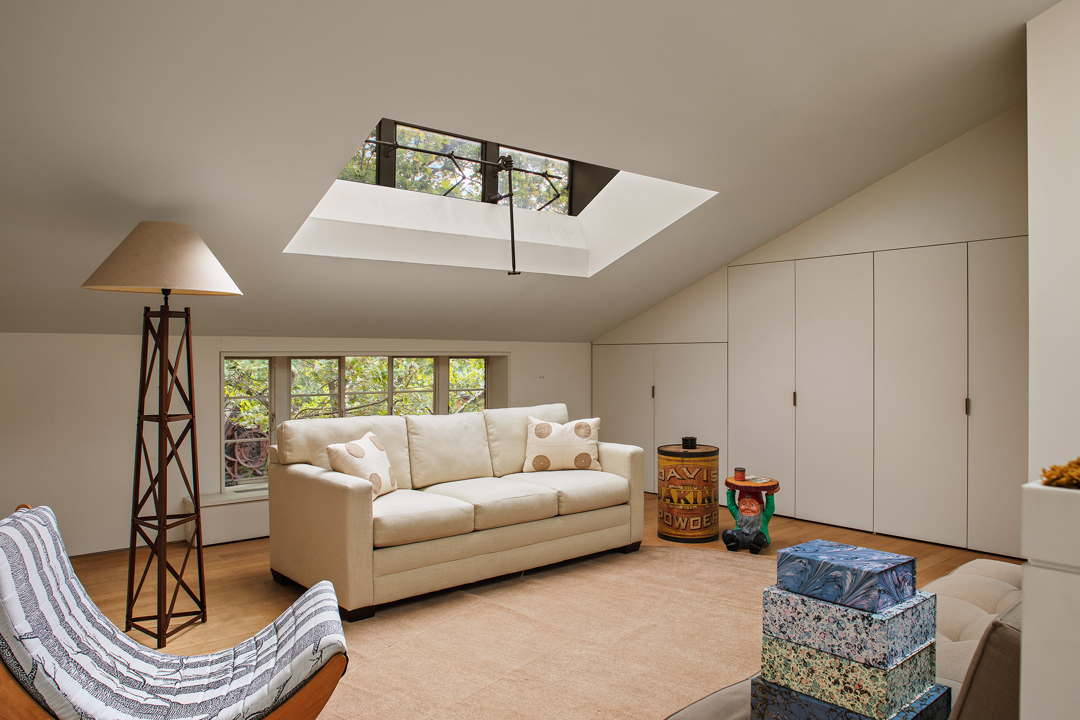 12 Sidney Place Brooklyn, NY 11201 - Photo 34 of 36 a living room with furniture and a lamp