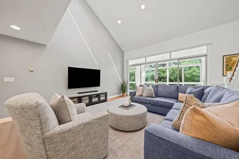 Contact Agent | Kim Terrace, Stoughton, MA 02072