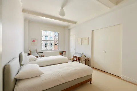 $3,650,000 | 25 East End Avenue, Unit 11E | Upper East Side