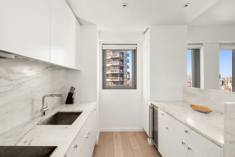 $3,200,000 | 200 East 62nd Street, Unit 27A | Lenox Hill