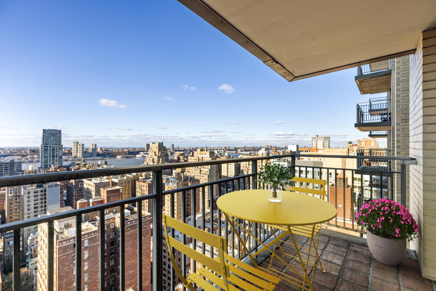 201 West 70th Street, Unit 29KL Manhattan, NY 10023 - Photo 5 of 20 a balcony with table and chairs