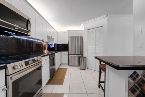 $445,000 | 595 Racquet Club Road, Unit 74, Weston, FL 33326