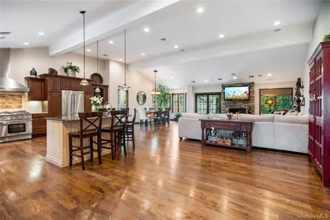 $1,098,000 | 8 Melony Avenue, Plainview, NY 11803