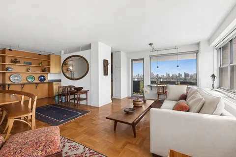 $2,750,000 | 15 West 72nd Street, Unit 25F | Upper West Side