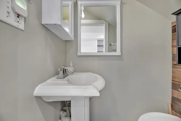 $3,000 | 639 20th Street Northeast, Washington, DC 20002