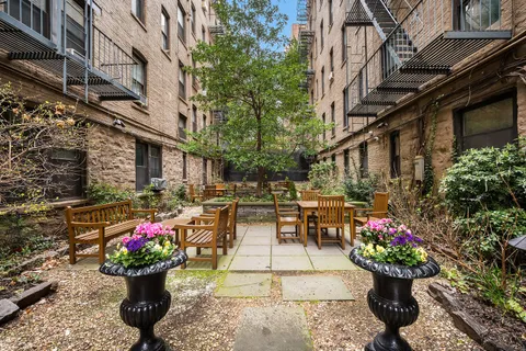 $885,000 | 87 Barrow Street, Unit 5G | West Village