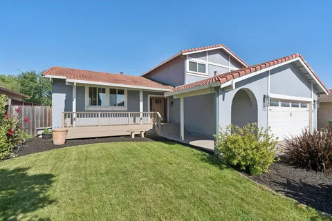 $1,049,000 | 112 Rose Petal Court, Petaluma, CA 94954