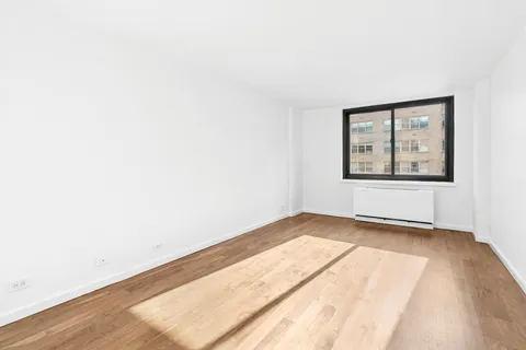 $1,199,000 | 515 East 72nd Street, Unit 11D | Lenox Hill