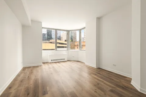 $495,000 | 500 West 43rd Street, Unit 5C | Hell's Kitchen