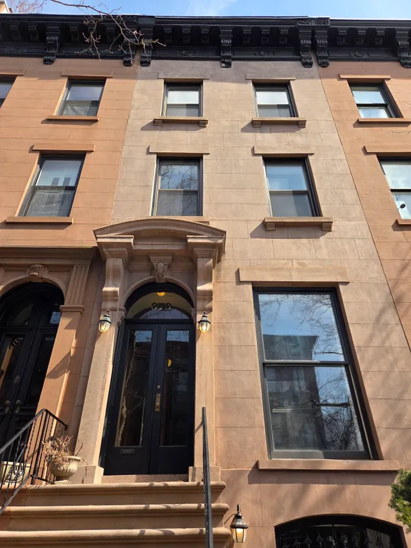 $4,250 | 379 Clinton Street, Unit 2 | Carroll Gardens