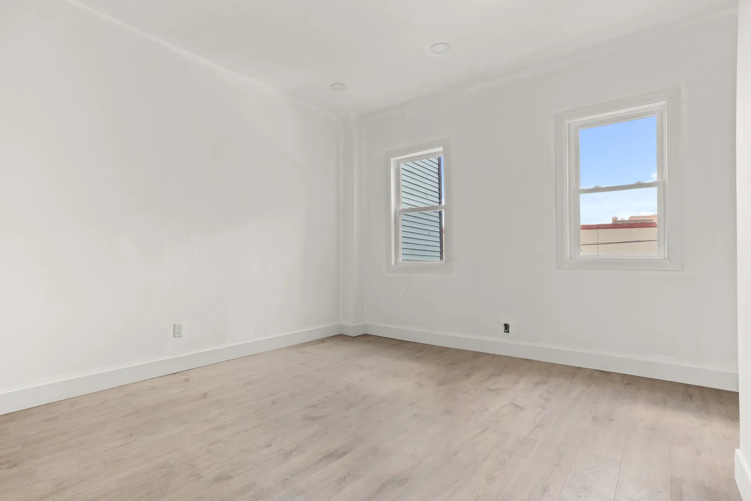 $899,000 | 1042 Hall Place | Foxhurst