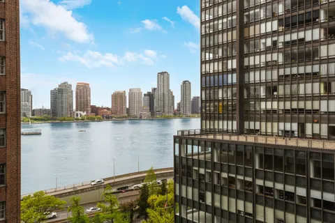 $825,000 | 2 Beekman Place, Unit 8D | Midtown East