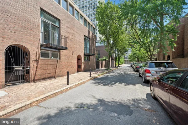 $1,795,000 | 283 Locust Street, Philadelphia, PA 19106
