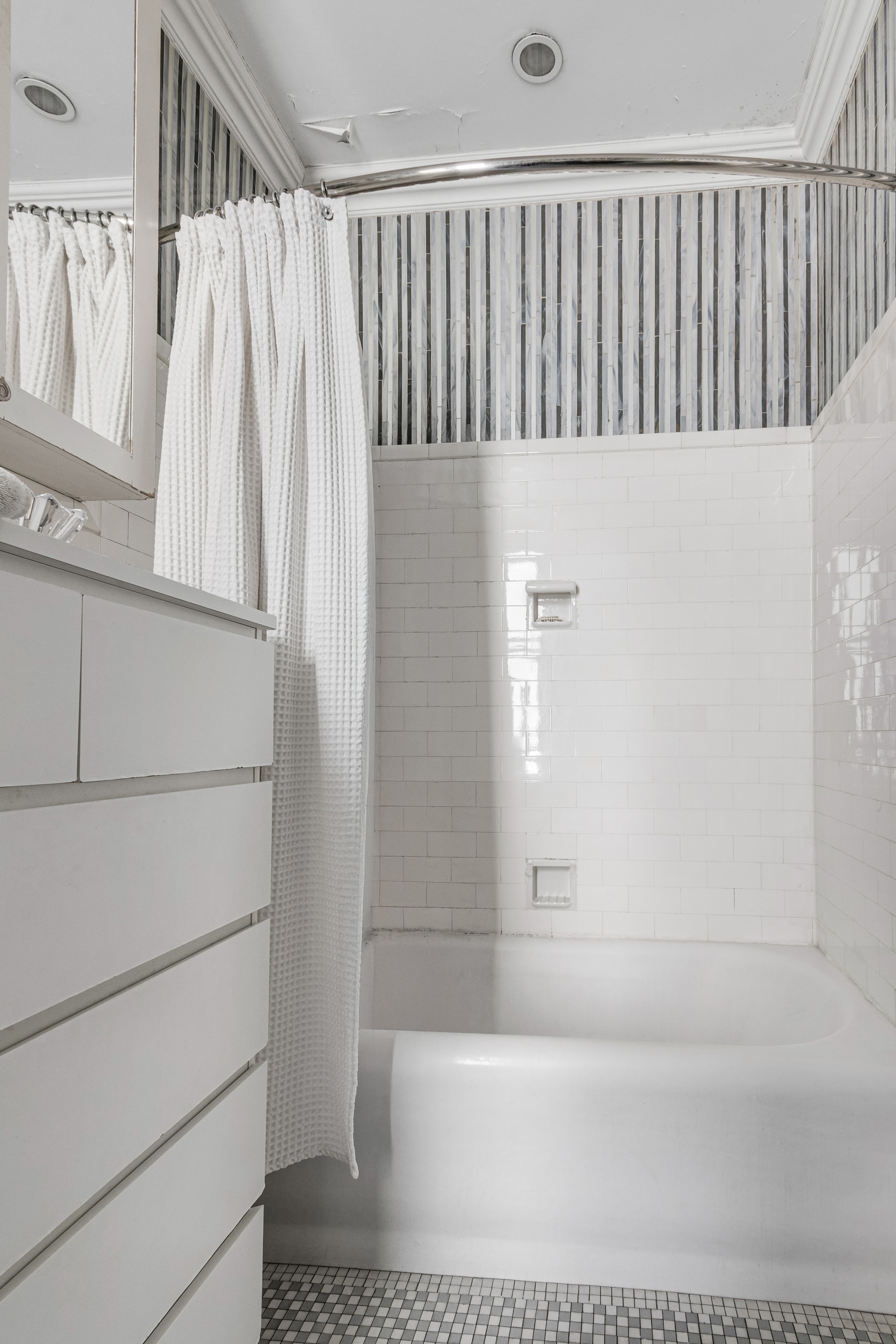 205 West 89th Street, Unit 6RS Manhattan, NY 10024 - Photo 8 of 19 a bathroom with a bathtub