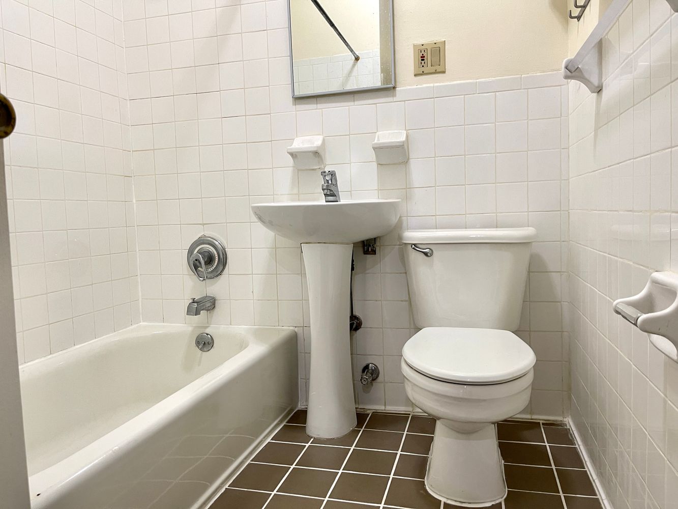 1672 Park Avenue Manhattan, NY 10035 - Photo 19 of 35 a bathroom with a sink toilet and bathtub