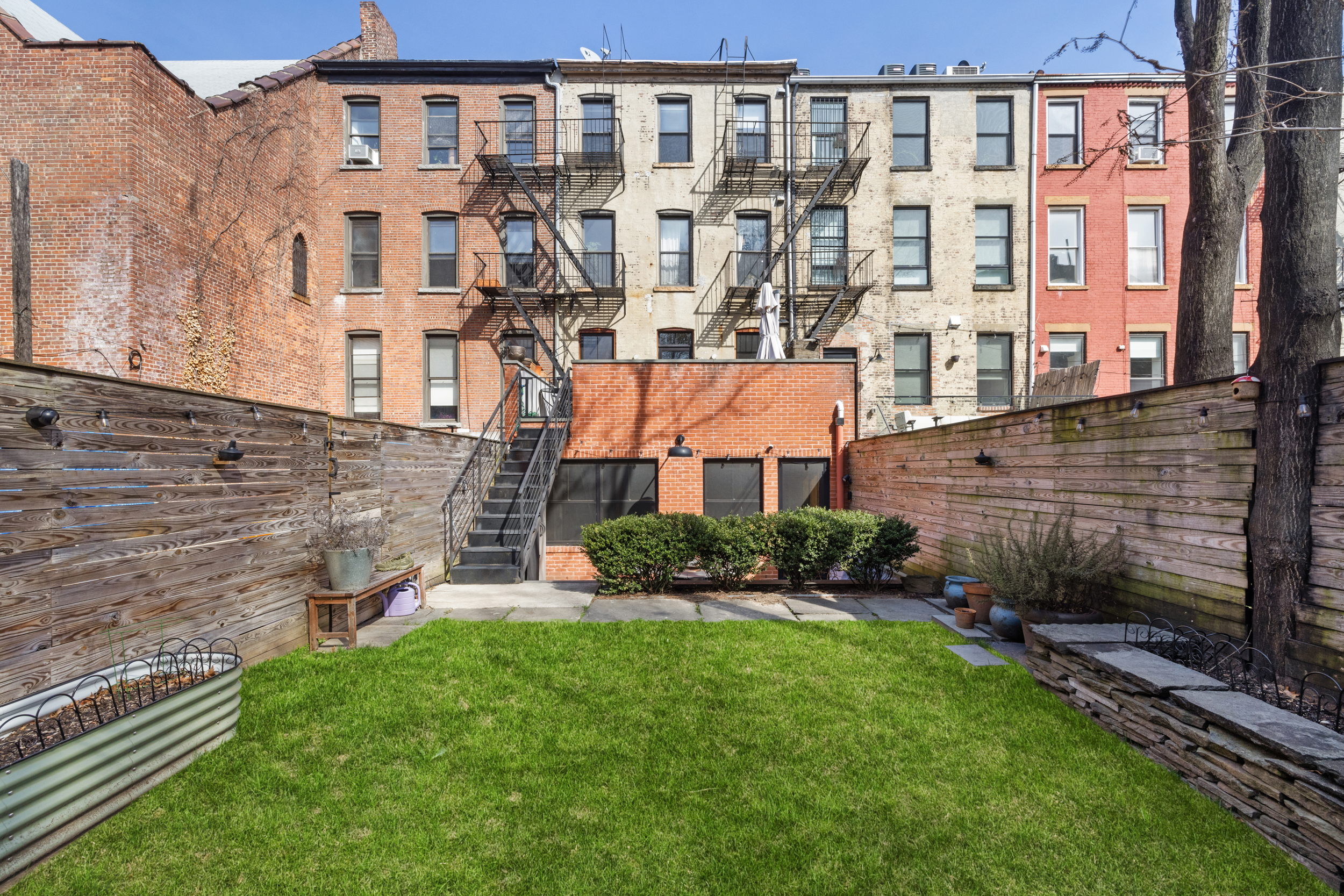 252 Stuyvesant Brooklyn, NY 11221 - Photo 5 of 18 a view of a building with a yard