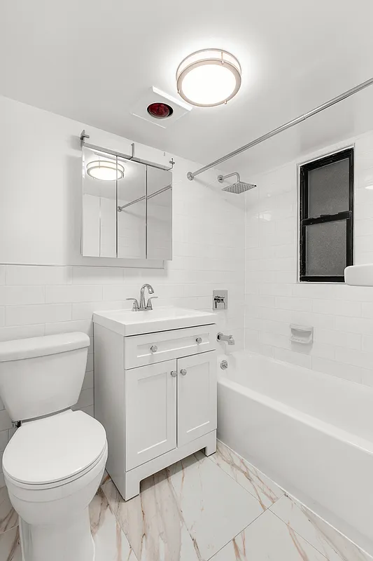1582 York Avenue, Unit 5D Manhattan, NY 10028 - Photo 3 of 10
