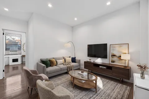 $7,600 | 152 Thompson Street, Unit 4A | SoHo