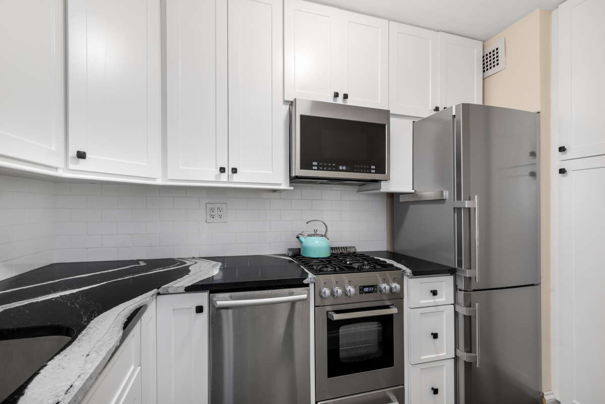 201 East 21st Street, Unit 7D Manhattan, NY 10010 - Photo 4 of 9