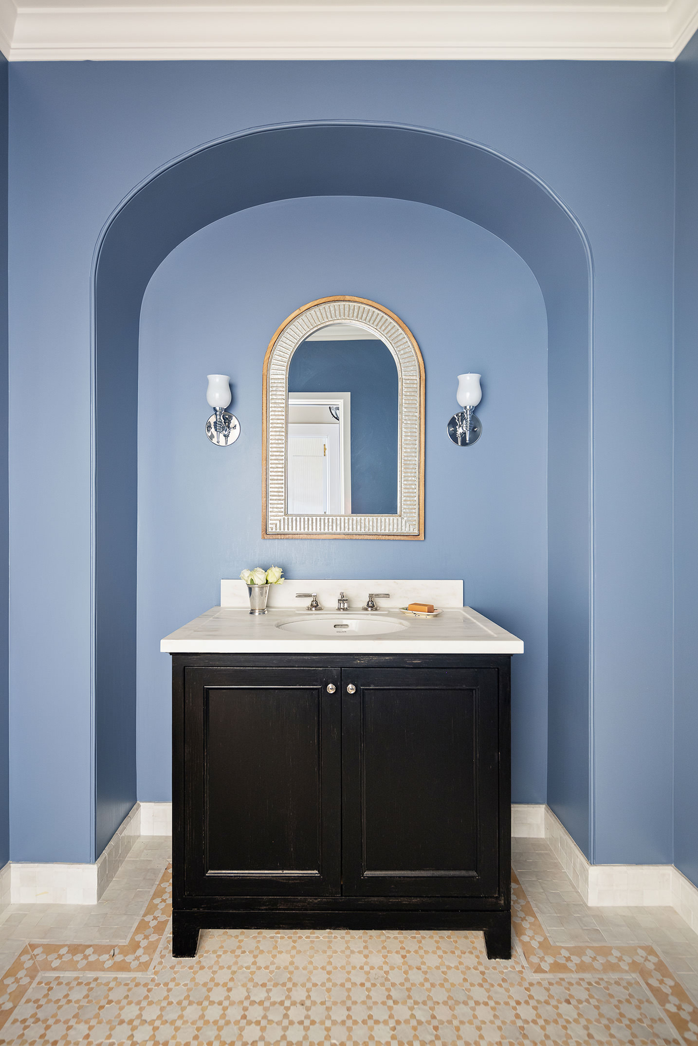 150 East 73rd Street, Unit PH Manhattan, NY 10021 - Photo 22 of 29 a room with a sink and a mirror