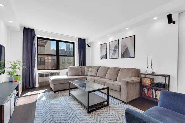 $7,200 | 165 Christopher Street, Unit 4Z | West Village