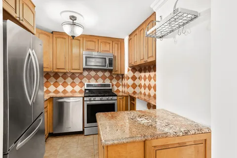 $550,000 | 1160 3rd Avenue, Unit 3D | Lenox Hill