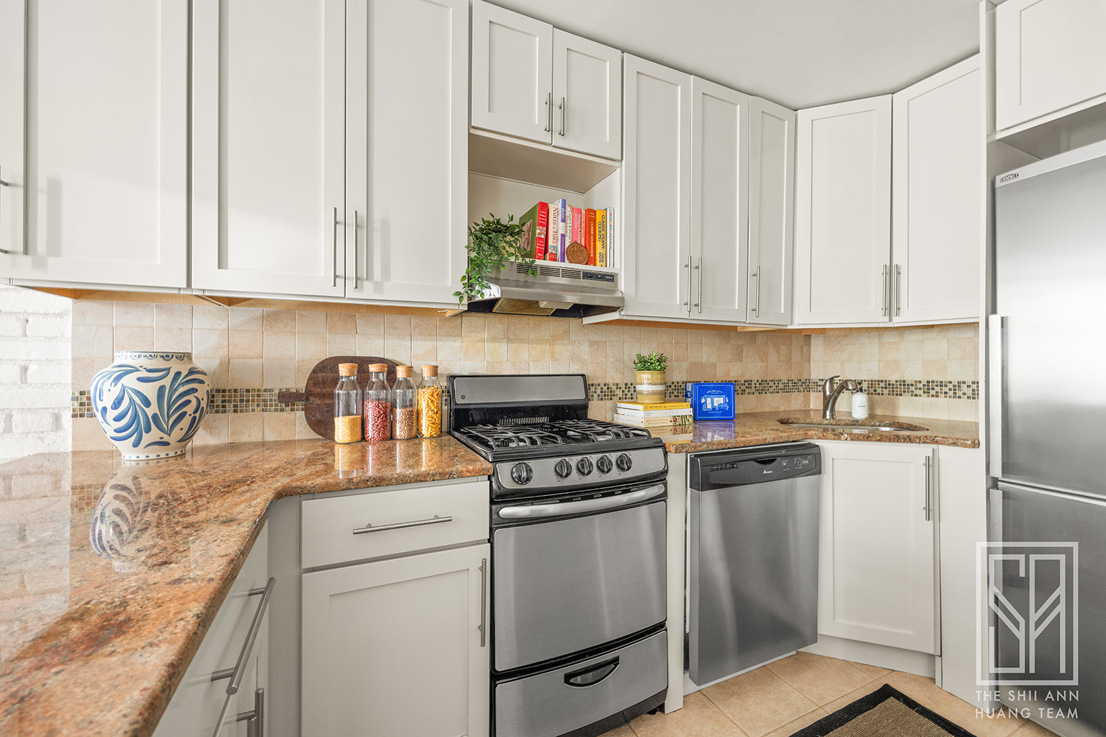 430 East 77th Street, Unit 4A Manhattan, NY 10075 - Photo 6 of 10 Gallery Image 6