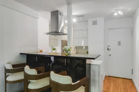 $999,000 | 330 East 70th Street, Unit 4F | Lenox Hill