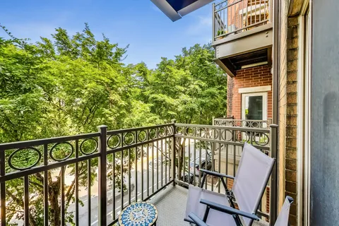 $340,000 | 1155 West Roosevelt Road, Unit 304, Chicago, IL 60608