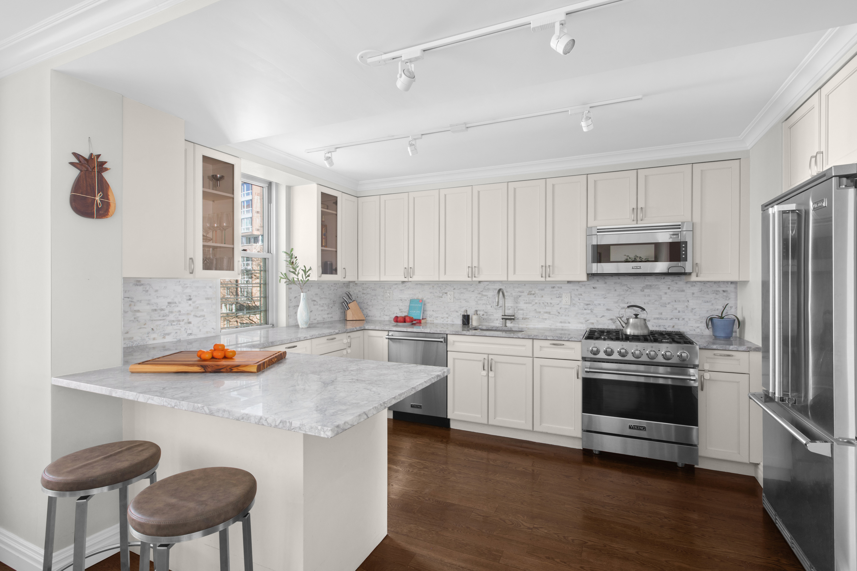 575 Main Street, Unit 509 Manhattan, NY 10044 - Photo 5 of 25 a kitchen with stainless steel appliances granite countertop a sink stove and refrigerator