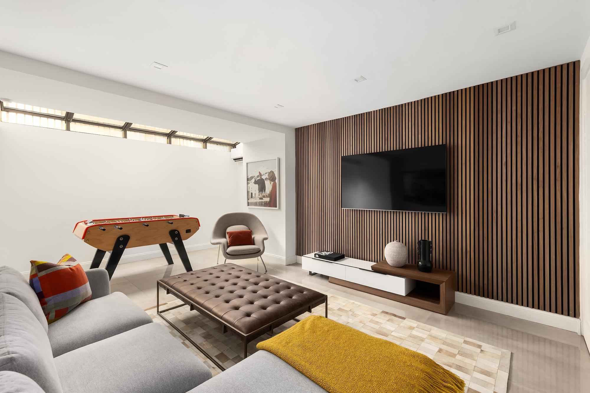 130 East 38th Street Manhattan, NY 10016 - Photo 12 of 16 a living room with furniture and a flat screen tv