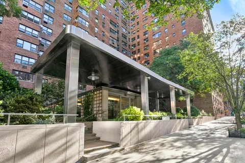 $585,000 | 11 Riverside Drive, Unit 17E | Upper West Side