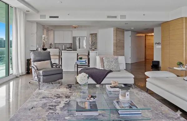 $3,900,000 | 10 Venetian Way, Unit 804, Miami Beach, FL 33139